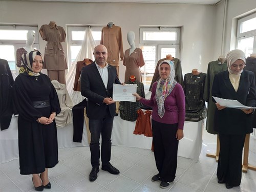 Tavşanlı Kaymakamlığı Sosyal Yardımlaşma ve Dayanışma Vakfı'nın Aile Destek Merkezi (ADEM) Projesi Sergisi Yapıldı.
