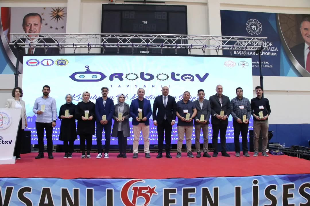 Tavşanlı’da ROBOTAV Heyecanı: 3. Geleneksel Ulusal Robot Yarışması Renkli Görüntülere Sahne Oldu